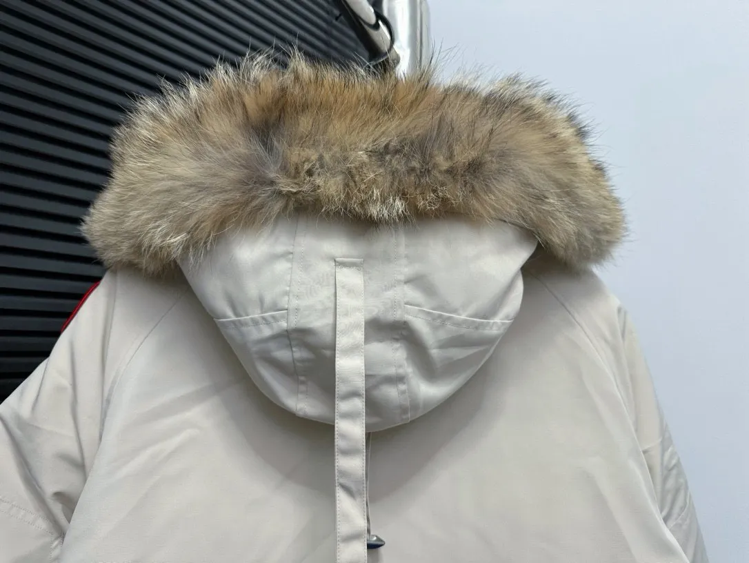 [Canada goose] 01 Exdition Parka Down Jacket for Couples Authentic original version, you need to compare Authentic to check it at any time, accessories are all customized from the original factory 💯The softness and hardness of the fabric is compared with Authentic, and it can be restored by kneading at will (fabric misunderstanding: fabrics with high hardness are not waterproof. Only those who buy the latest Authentic version this year will notice the softness and comfort of the fabric) 💯Down is synchronized with Authentic white duck down, fluffy and not clumps Electronically controlled velvet filling machine 💯Customized Authentic YKK military-grade copper core zipper puller, high hardness and no jamming 💯The fur collar is purchased from Western Canada coyote skin original customization 💯All workmanship and wiring are controlled by workers with more than ten years of service. They must be horizontal and vertical, and are not allowed to be crooked. The inner wiring density is more sophisticated. Feel free to compare 💯labels, collar labels, washed labels, hangtags, zipper cords, pocket labels Back logo, collar velvet, Velcro fasteners, and cuffs. All details are updated simultaneously with Authentic. The best version with the most complete colors. All kinds of battle goods. Size: XS-XXL.